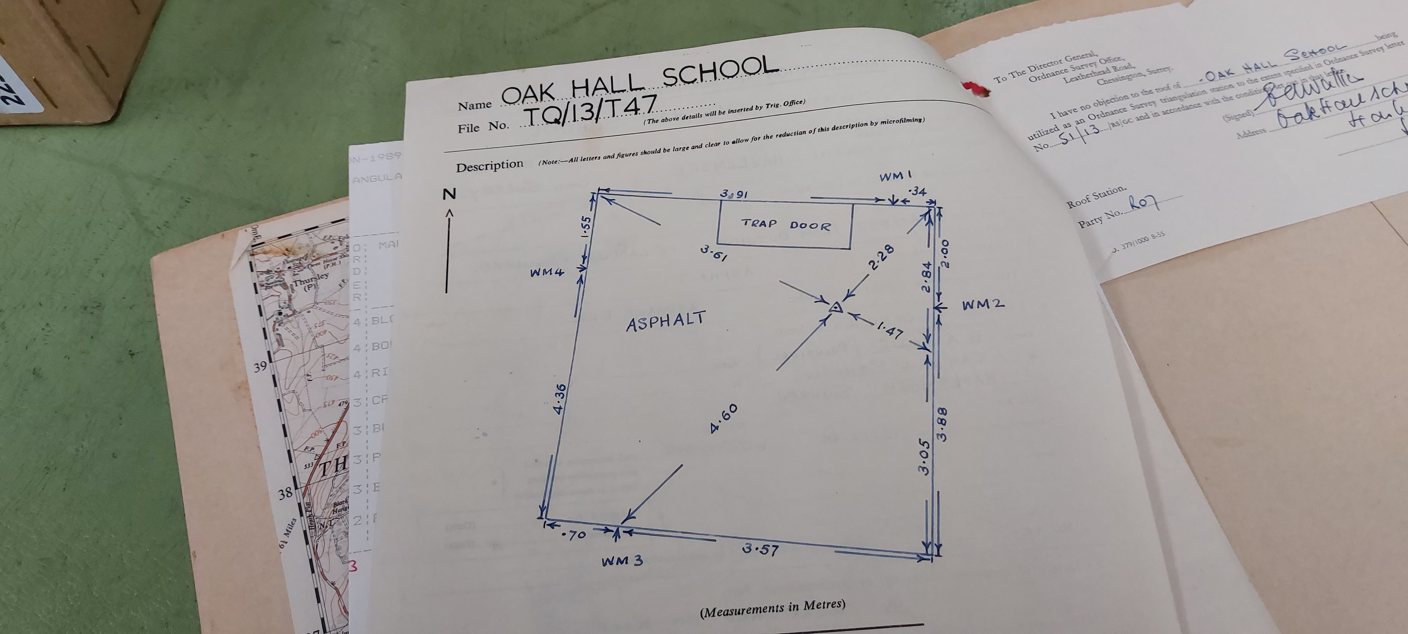 File:Surrey-TP23948-OakHallSchool-Rivet1.jpg
